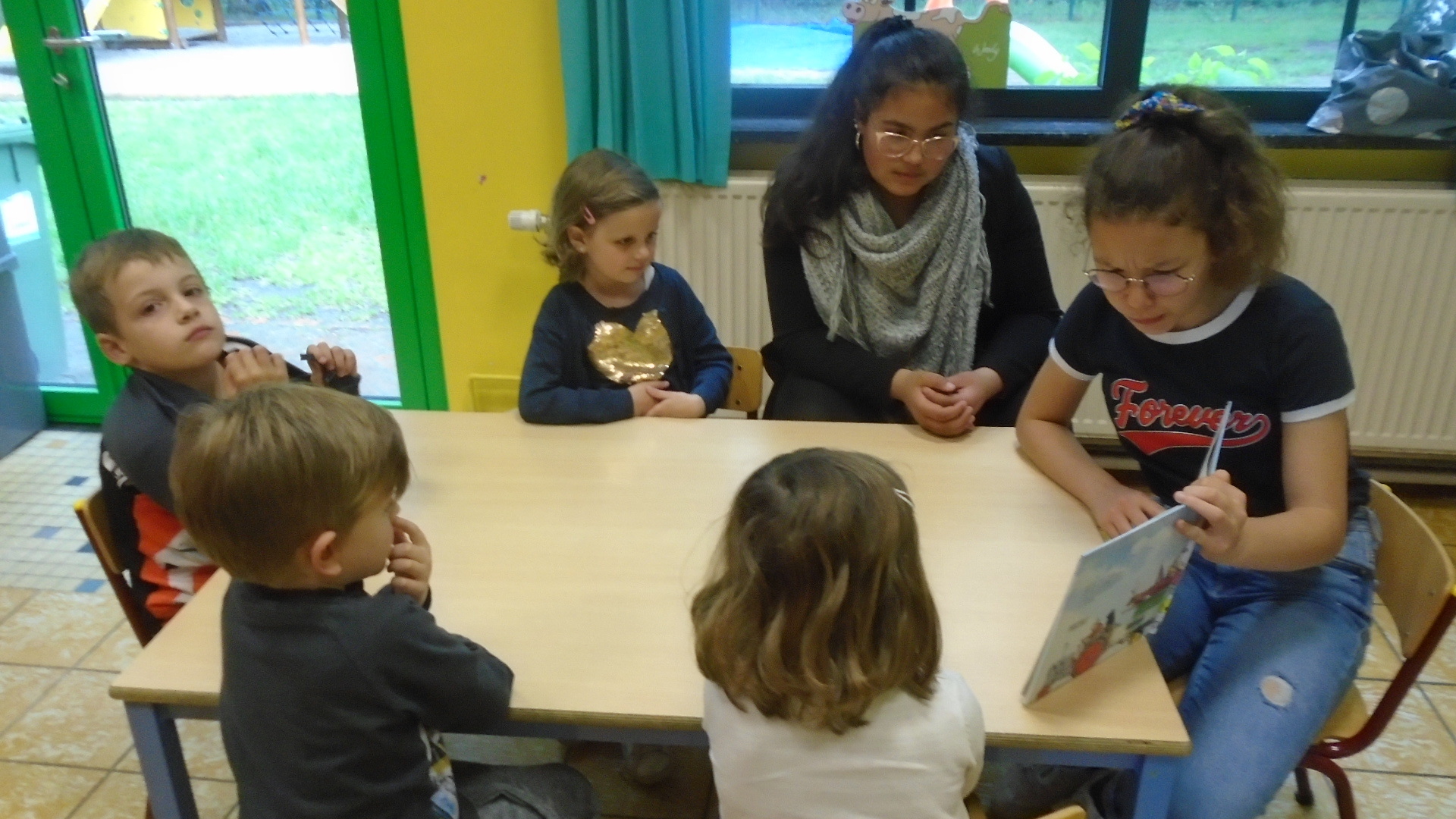 Leerlingen 6A komen voorlezen bij de kleuters van Stotert